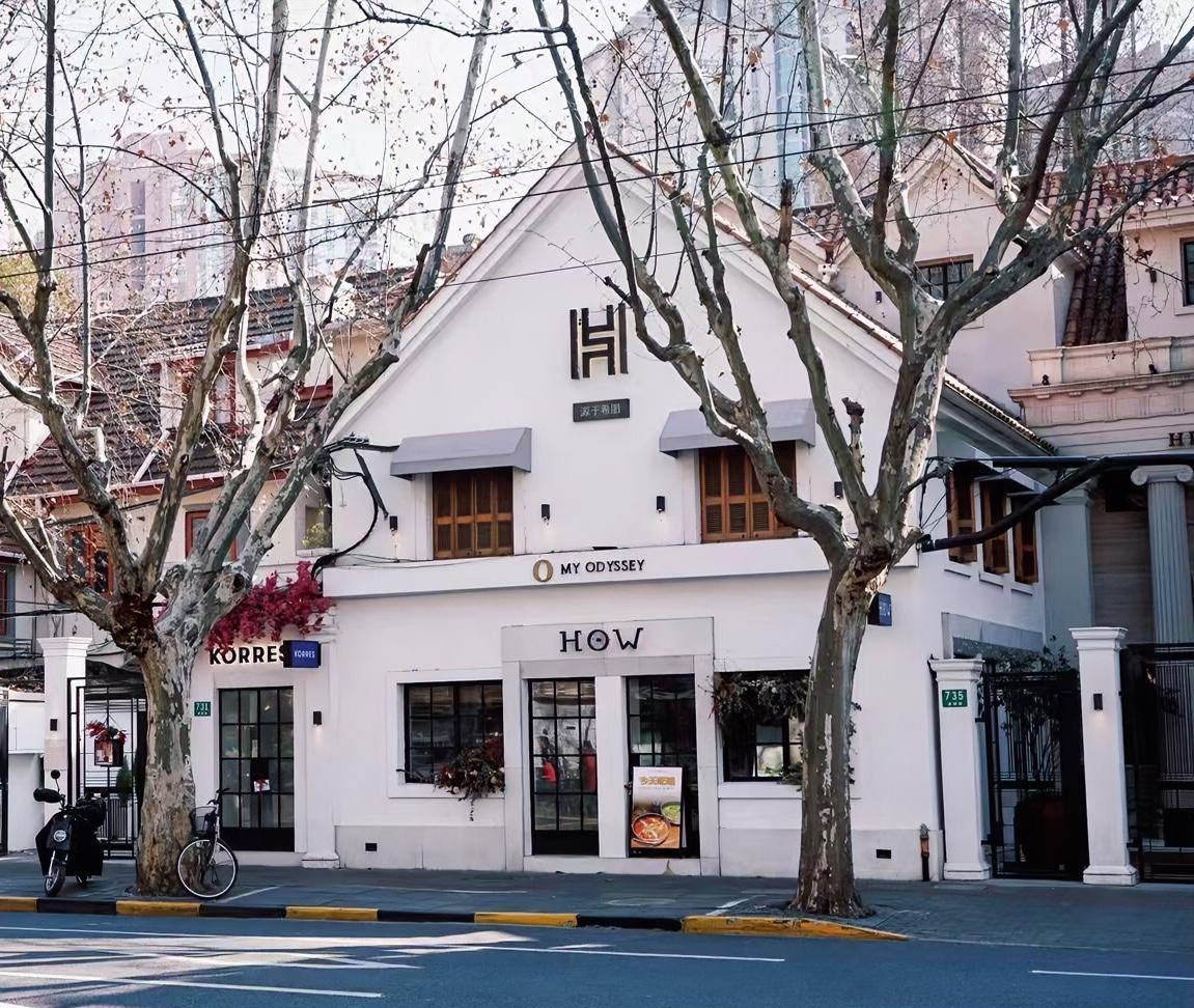我表哥的儿子在外地上大学，一个月2000块的生活费都不够花。他爸妈不相信，以为他