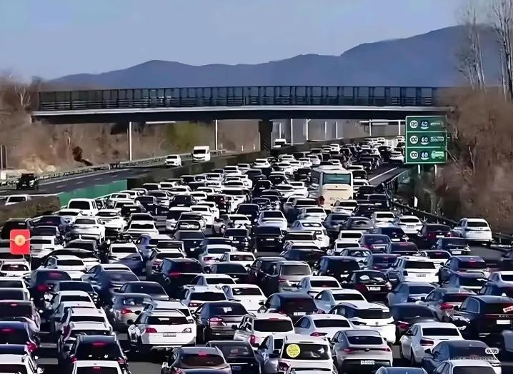 返程高速堵到怀疑人生！动一下算我输，这罪为啥年年受？眼瞅着假期余额清零，