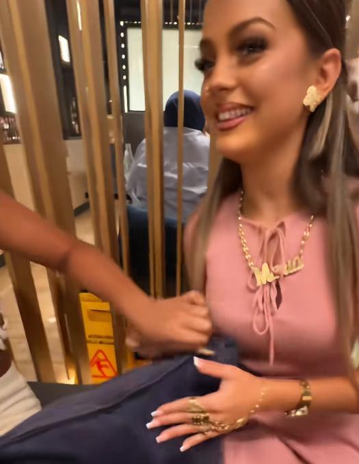 西班牙马德里的一家华人自助餐厅，几名印度女生过来吃自助餐。本来吃自助餐很正常，想