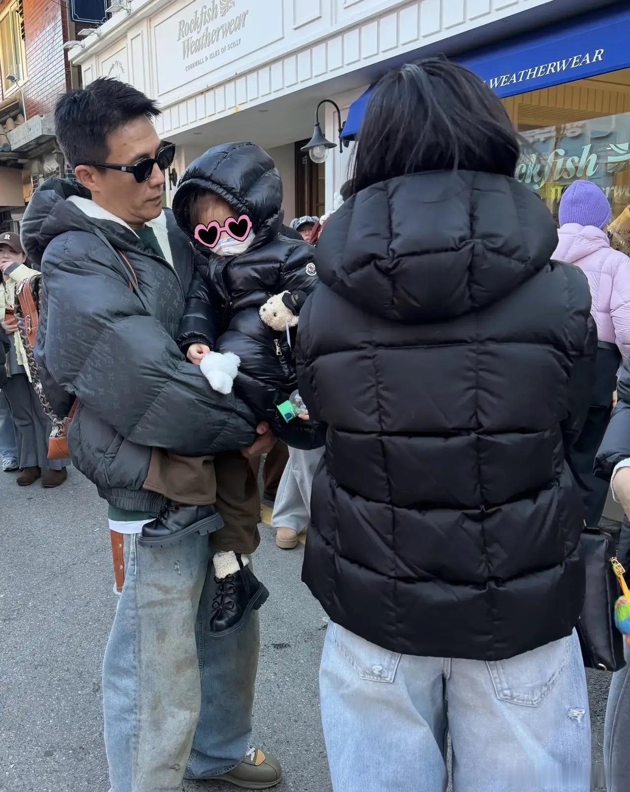 有网友在韩国偶遇杜淳一家旅行，他和他父亲倒是越来越像了！很多人不知道他其实是星二