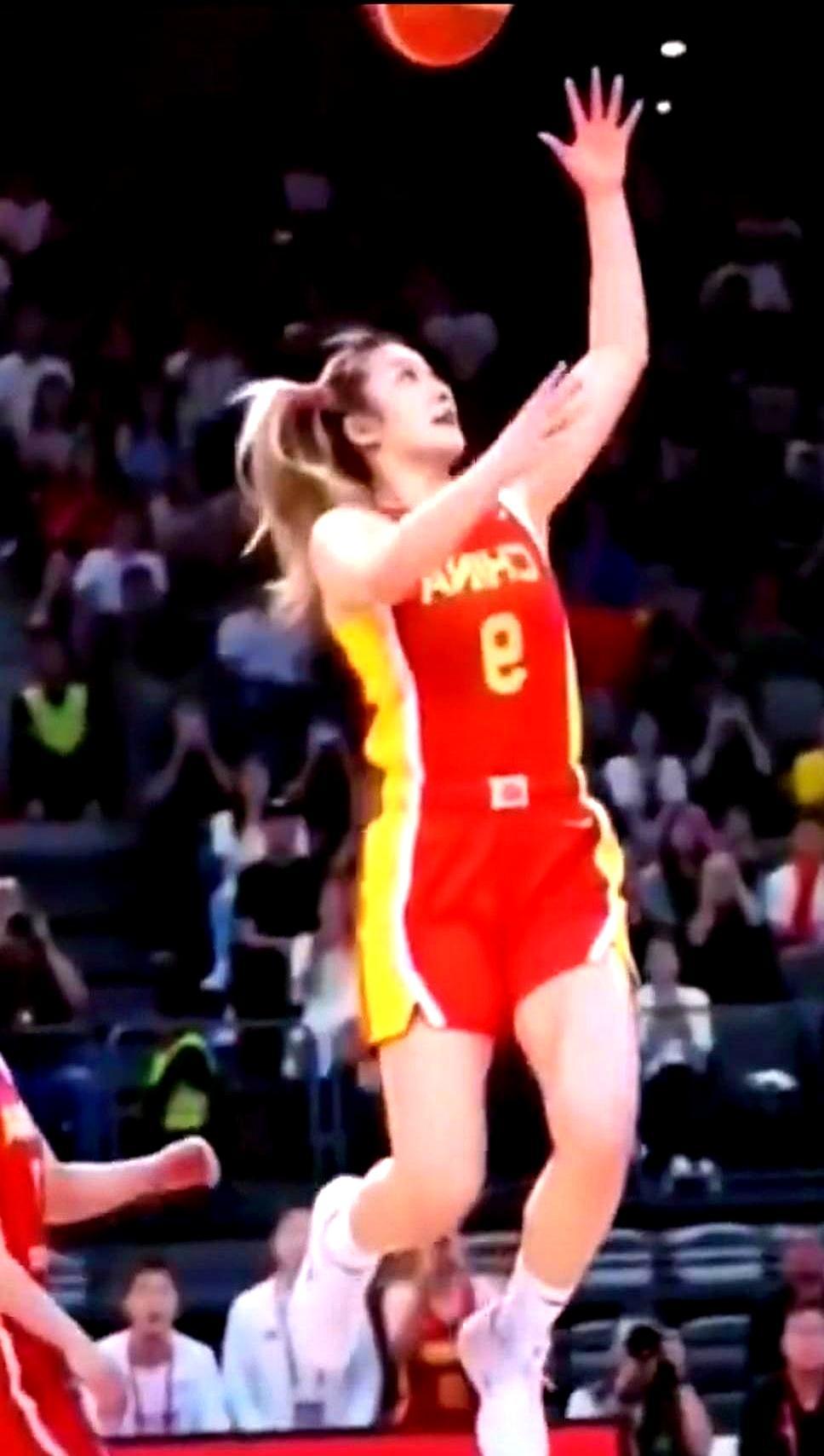 李梦走了一条中国女篮球员从没走过的路。2025年WCBA新赛季开打前两天，