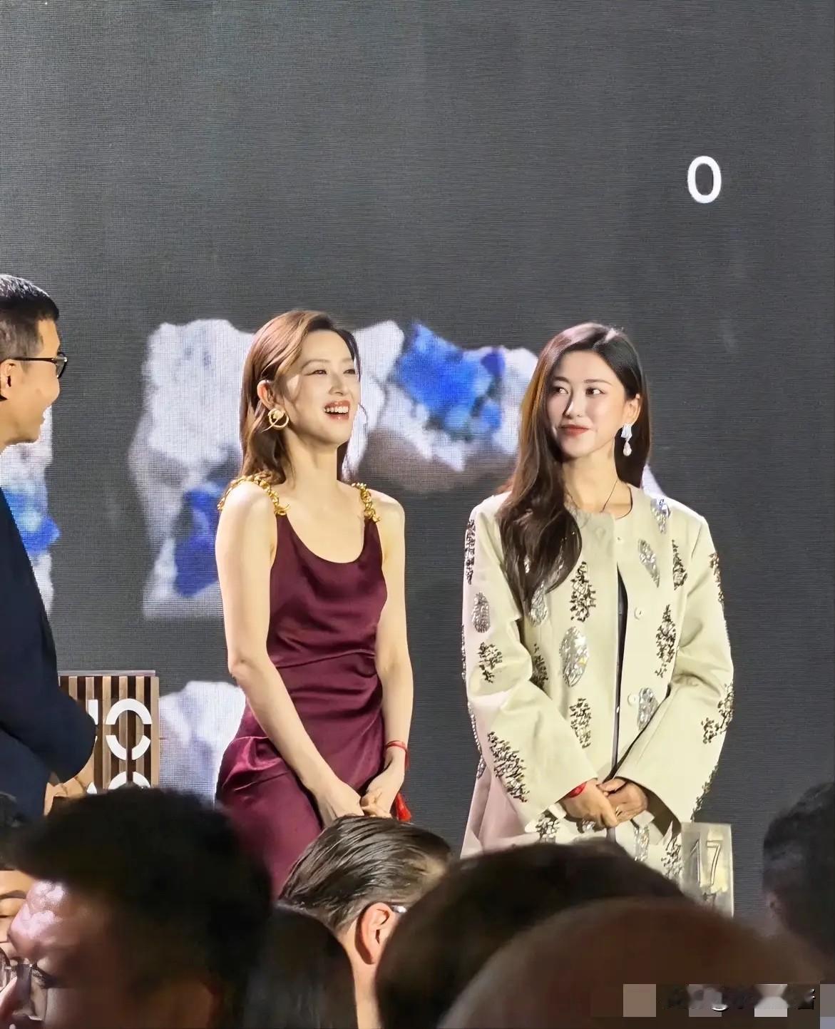 乖乖，刘强东真的捡到宝了[笑着哭]32岁的章泽天，同框41岁的朱珠，真的赢麻了