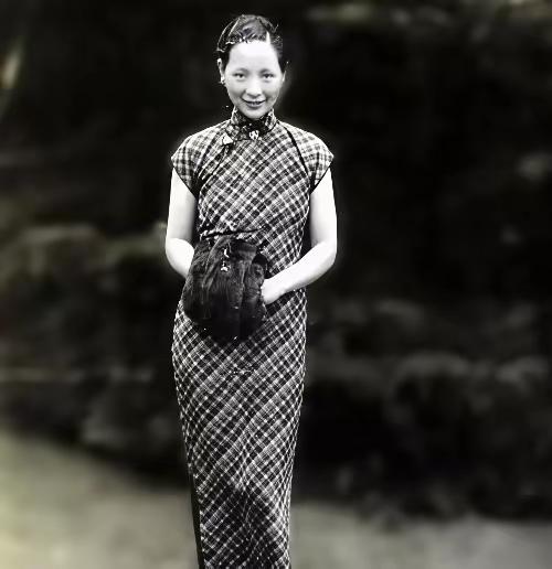 台湾省的蔡康永说，他的妈妈一辈子都是上海名媛做派，到死都没丢那份她苦苦维持的旧上