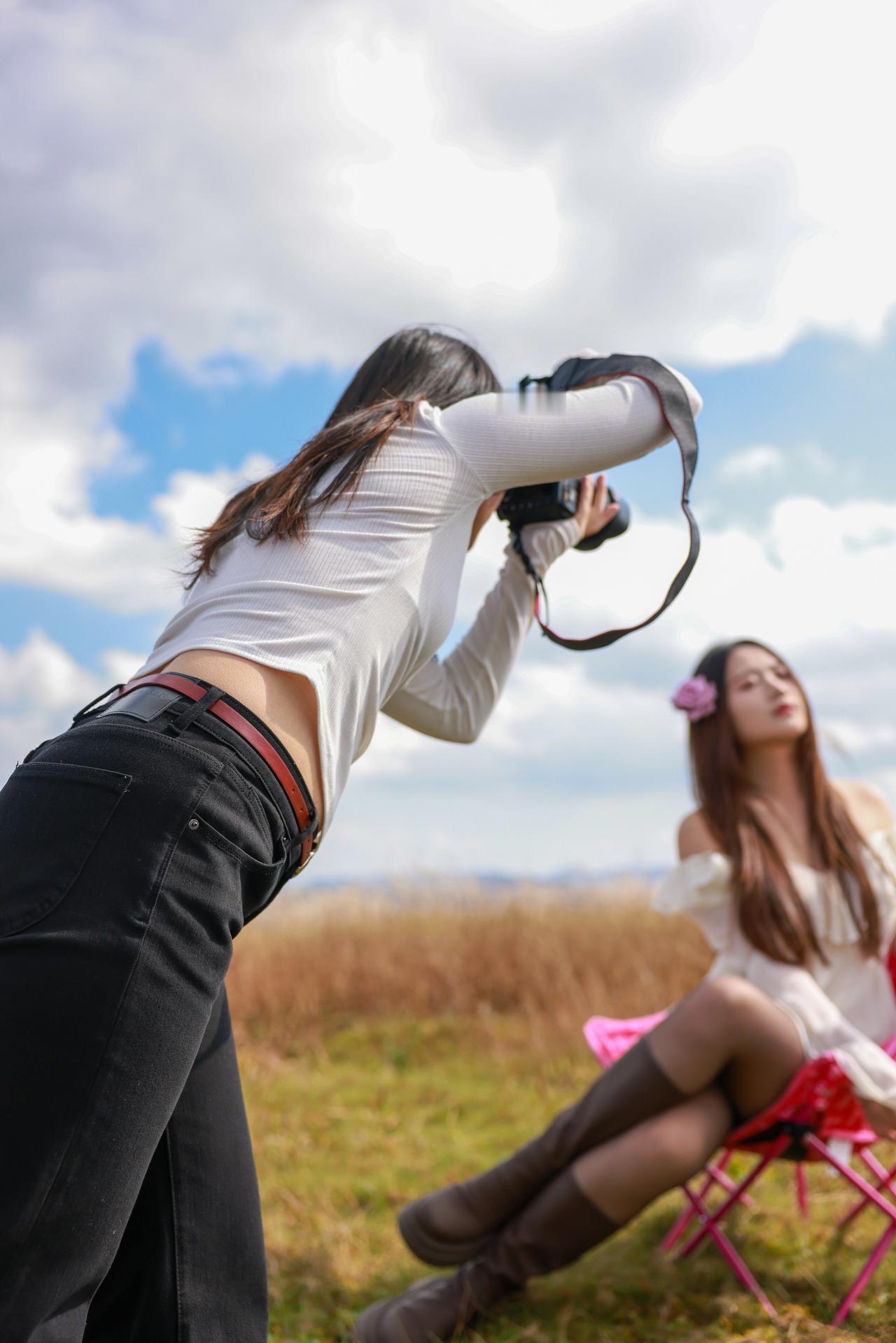 组图｜在旷野与风相遇，镜头对准的不只是人像，更是自然里舒展的情绪。影像人像摄影