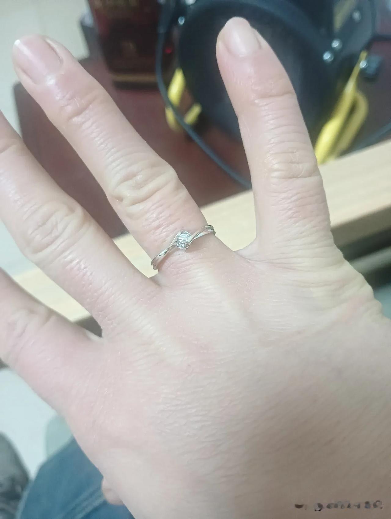 白金的戒指💍，将近两年没戴了今天突然想起了它，翻箱倒柜的找出来，发现有些泛黄