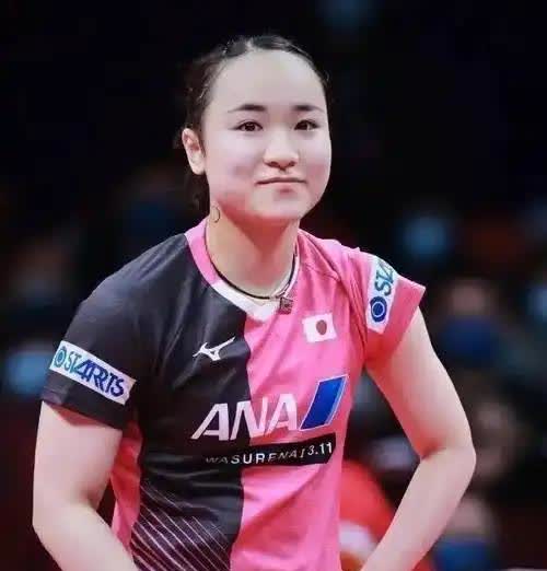 那个总对我们“张牙舞爪”的伊藤，如今让人黑不起来了看乒乓球的人，大概