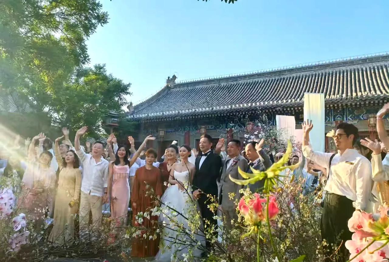 出人意料的是，汪小菲一双儿女没有参加婚礼。原来都传言玥儿和箖箖会当婚礼花童，