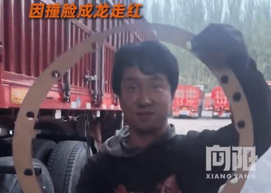 新疆喀什汽修工于师傅因撞脸成龙意外走红，一段他带油污擦汗的工作视频24小时播放量