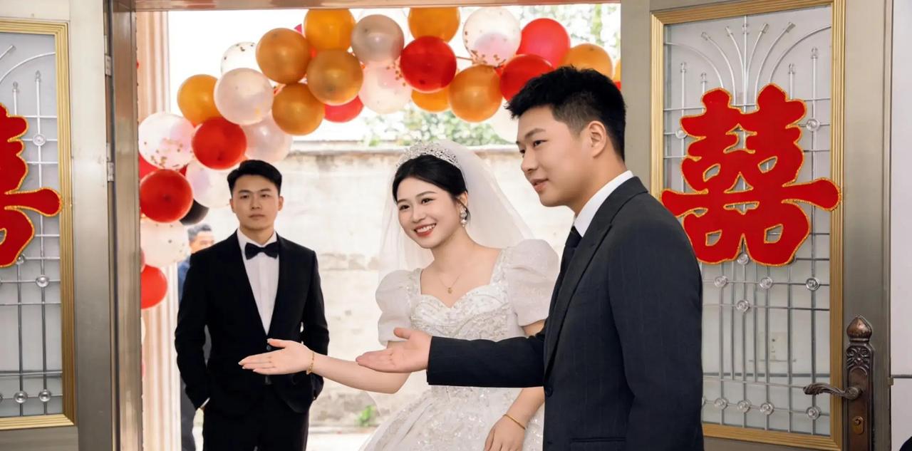 婚礼当天，新娘在酒店门口迎宾时，被认识二十三年的男闺蜜死死挽着手臂，整整五十七分