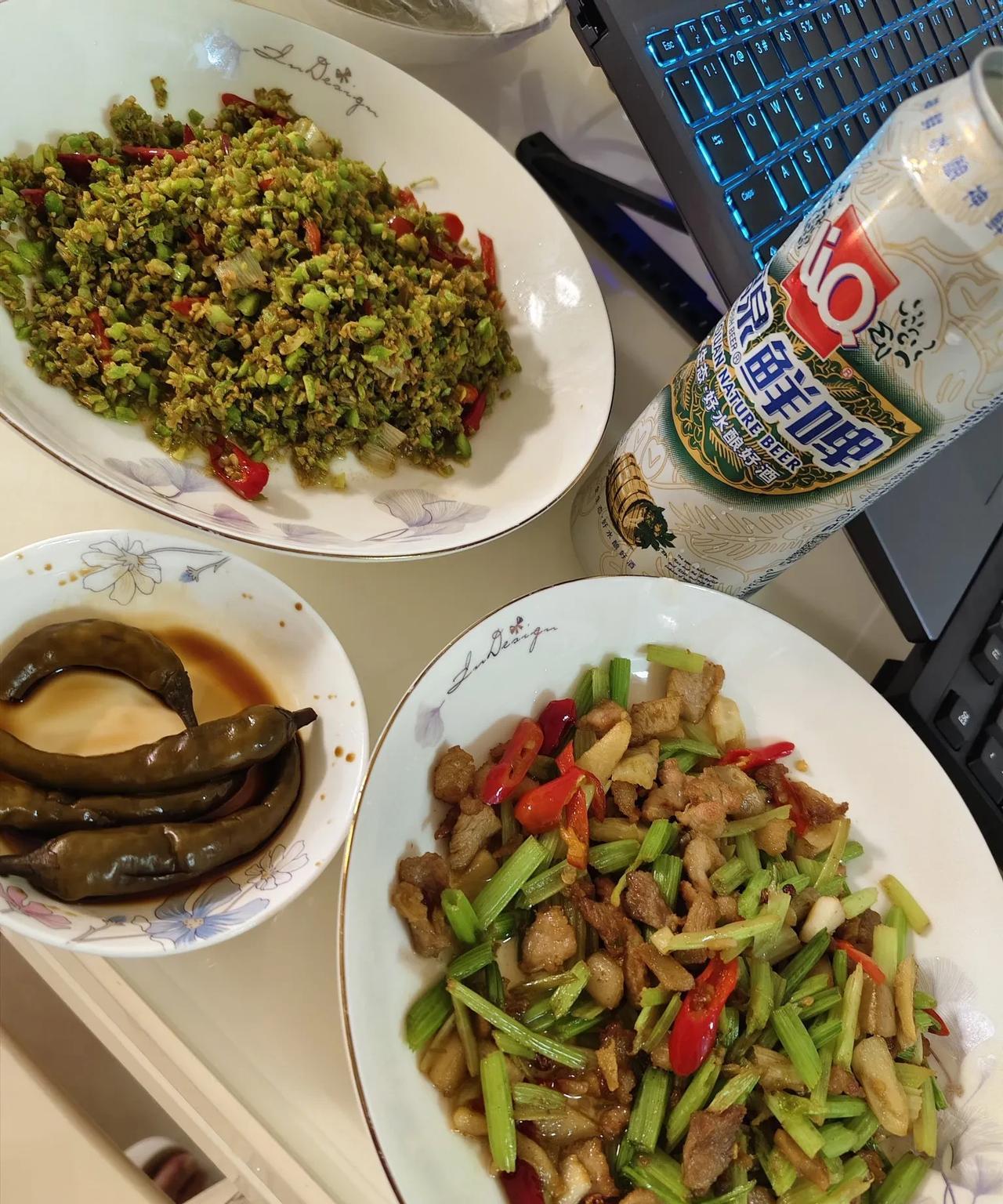 突然，特别想喝酒，我想让儿子陪我喝一盅，没想到儿子好像有点生气……今天晚上，菜