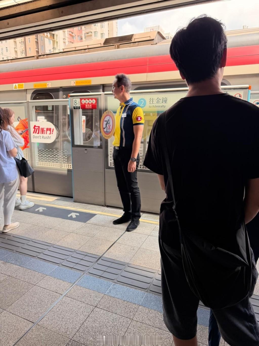 星岛：陈启泰被曝疑似转行任职港铁工作人员，身着规整制服站台举牌令路人吃惊，网友调