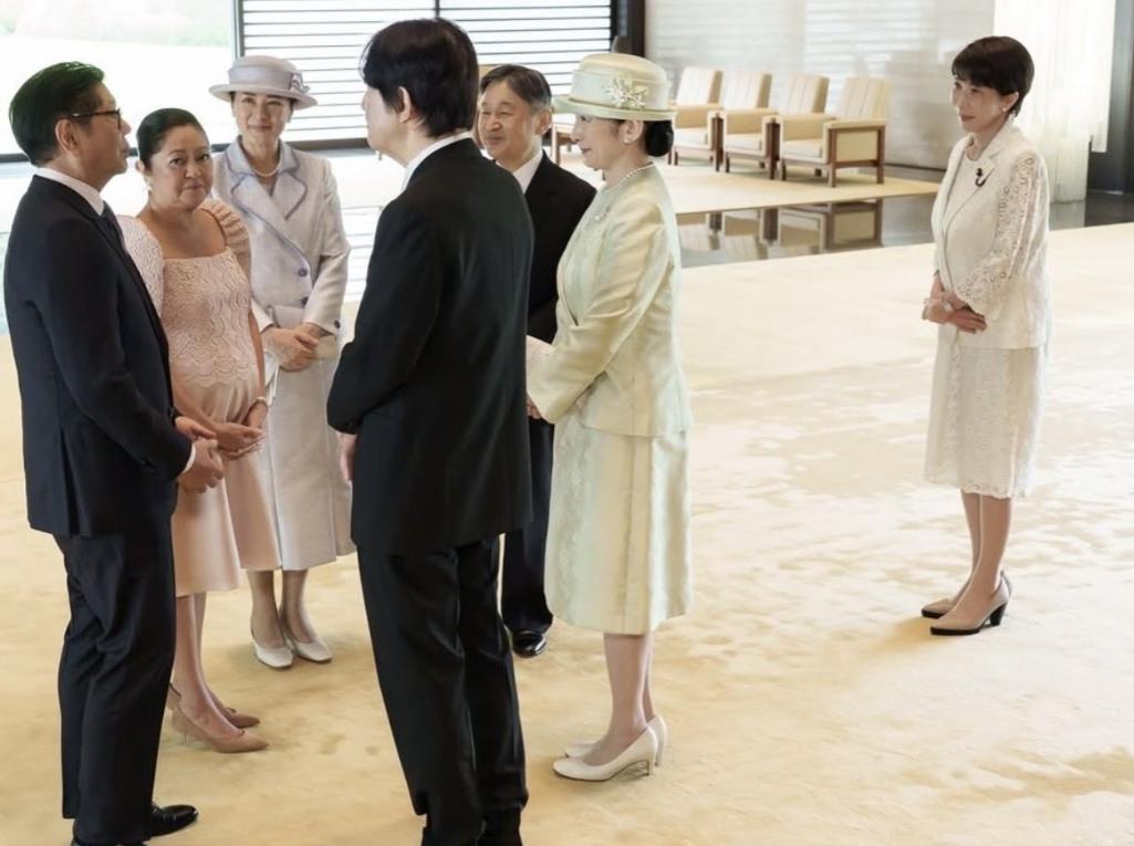高市早苗真急了！内政丑闻缠身，外交四处碰壁。为了撑场面，她居然把德仁天皇这张“王