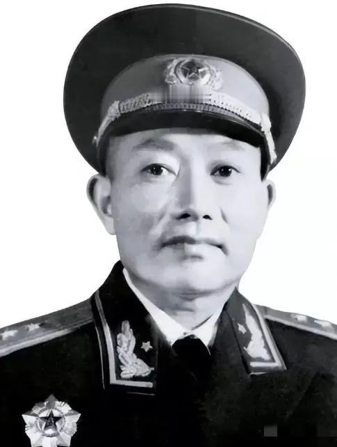 1942年，八路军一个主任被俘，他举枪自尽3枪没响，绝望中他脱下一只黑棉鞋递给伪
