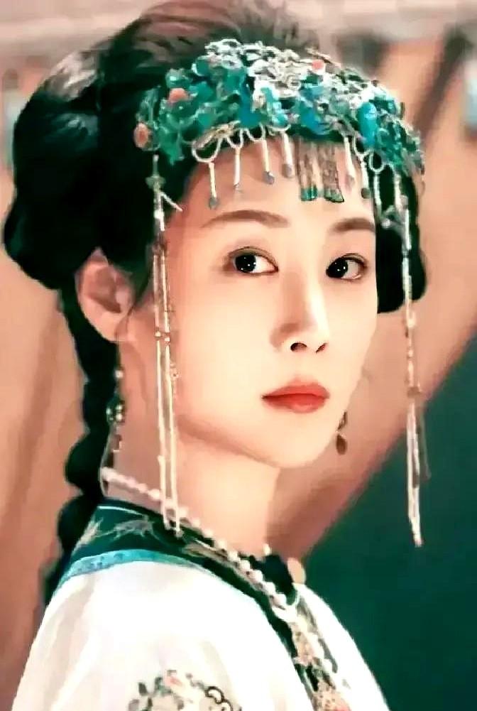 孙千新剧这演技，我点头点到颈椎都响了！现在网上吵翻了：有人说她站李纯棺材边的