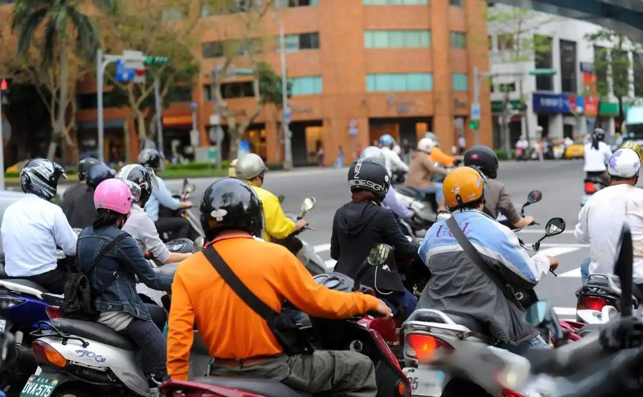 最大的“台独”分子，再也藏不住尾巴，终于露出来了肮脏的脑袋！原来，最大的“台独”