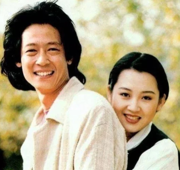 1992年，23岁许晴和26岁王志文，拍摄《皇城根儿》时因戏生情，王志文是许晴的