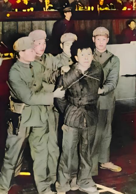 这个被五花大绑，仍目露凶光、一脸不服的罪犯叫熊紫平，他的人生轨迹是一道最触目惊心