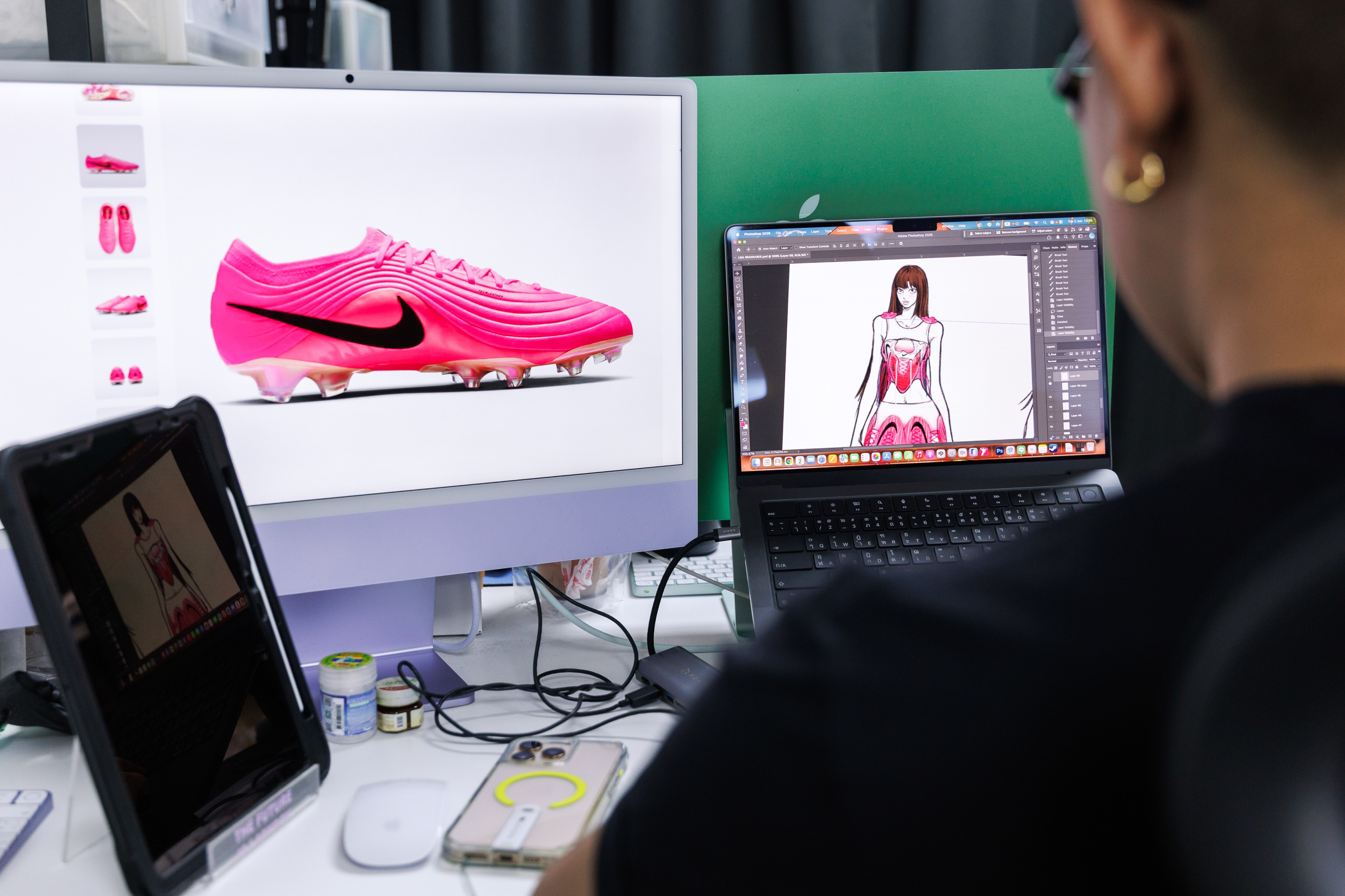 Lisa在Nike2026世界杯大片出镜穿着的服装来自泰国先锋时装品牌IWA
