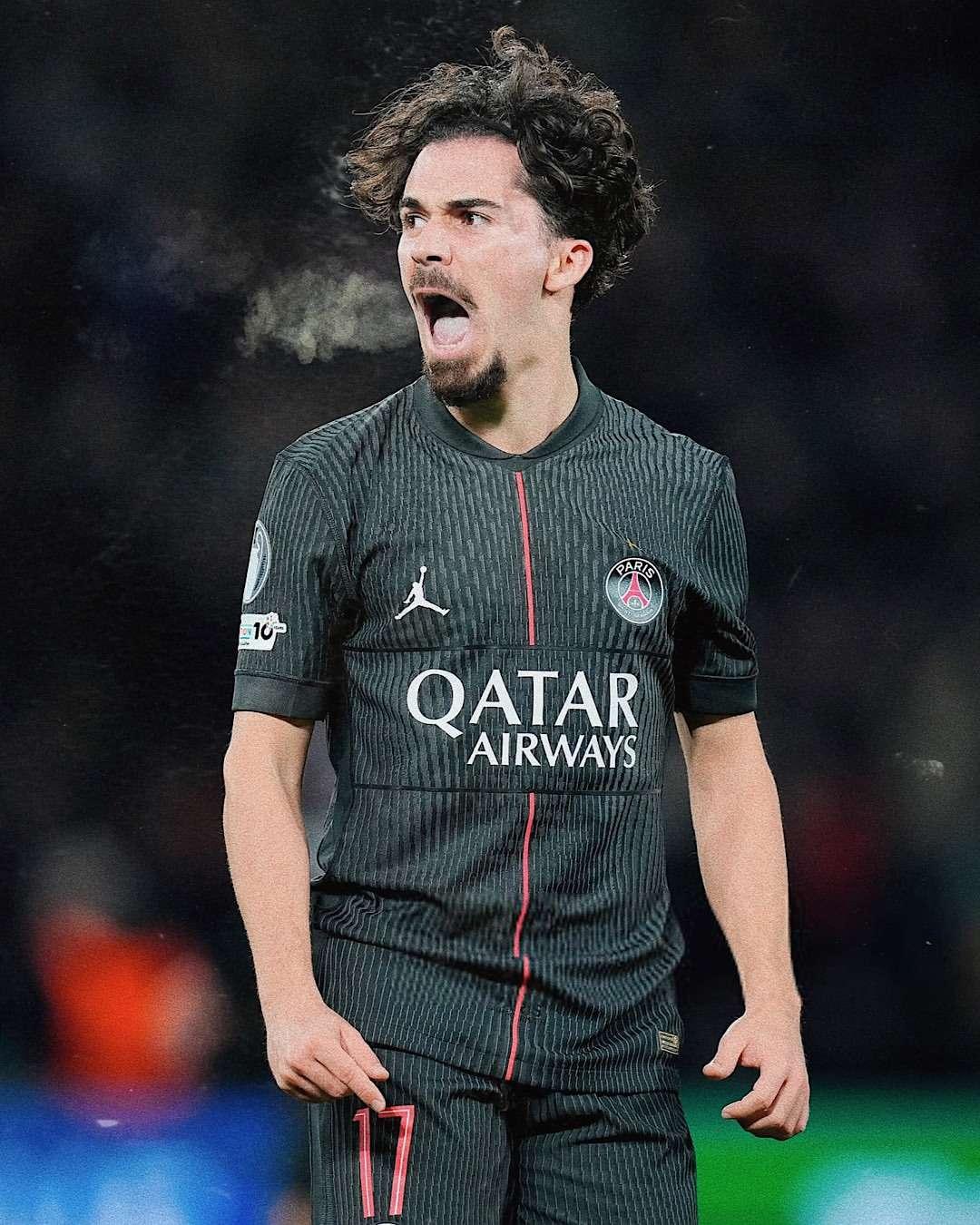 在欧冠赛场的一场进球大战中，大巴黎5-3战胜英超劲旅热刺，巴黎中场维蒂尼亚完成帽