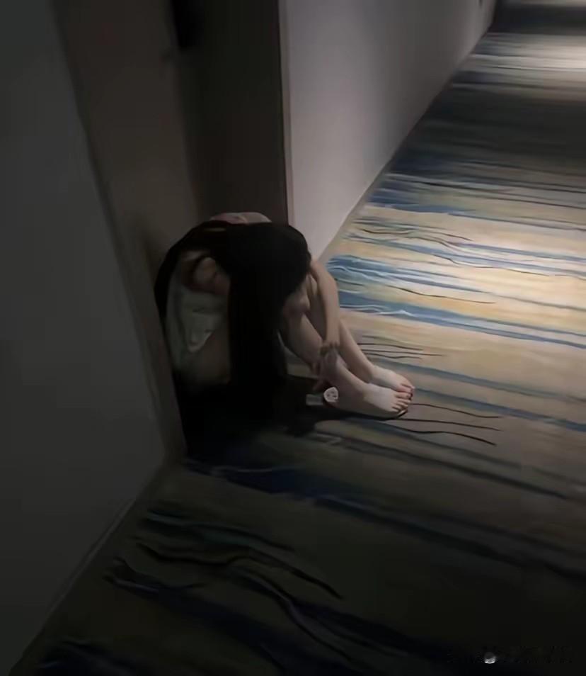 这什么情况，大半夜的，让一个女孩穿成这样，还不让进宾馆房间门，让那些单身男性情何