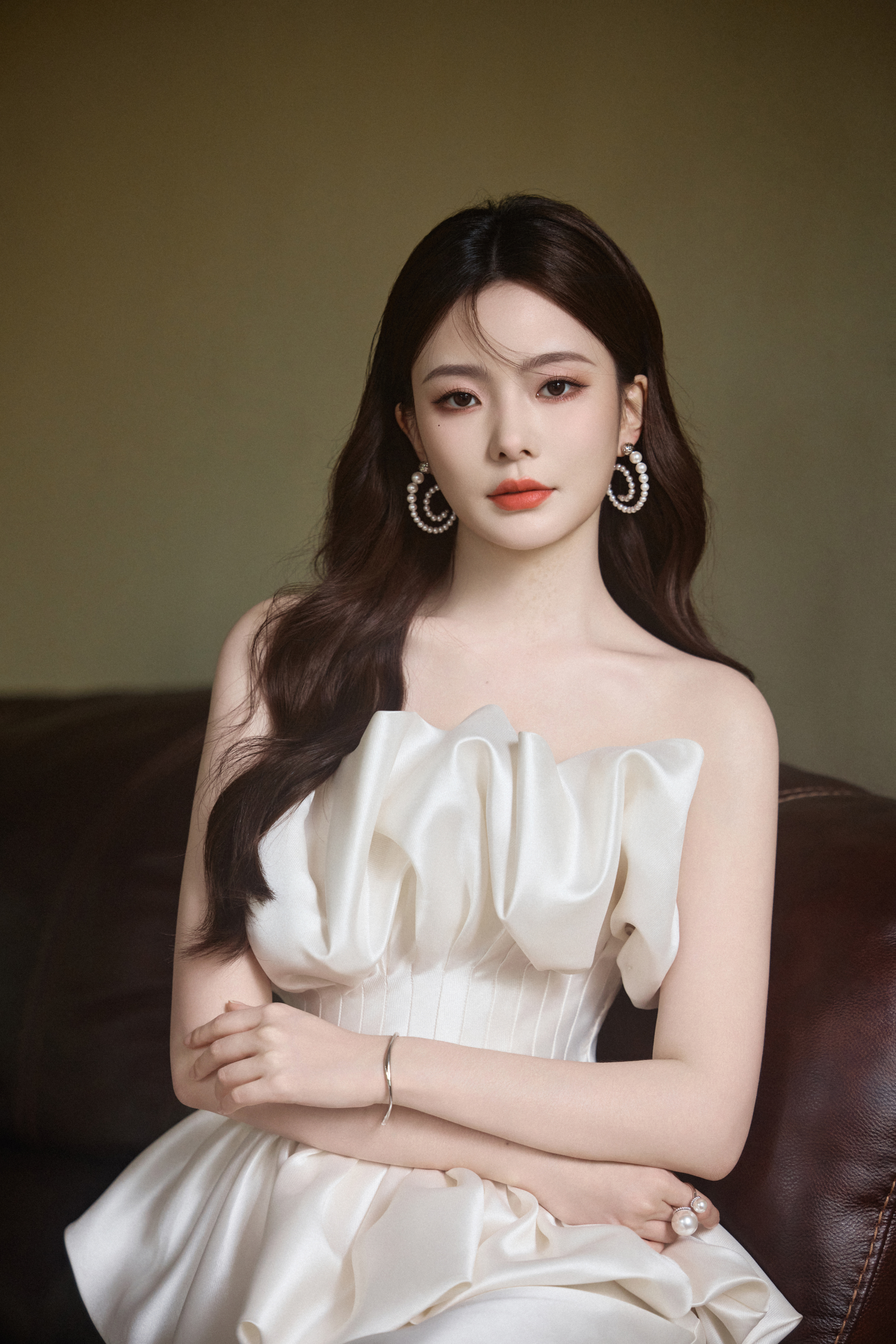 陈卓璇云褶缎裙，如撷江南秋光为纨素，冰绡流转间，尽展古典雅致风骨。