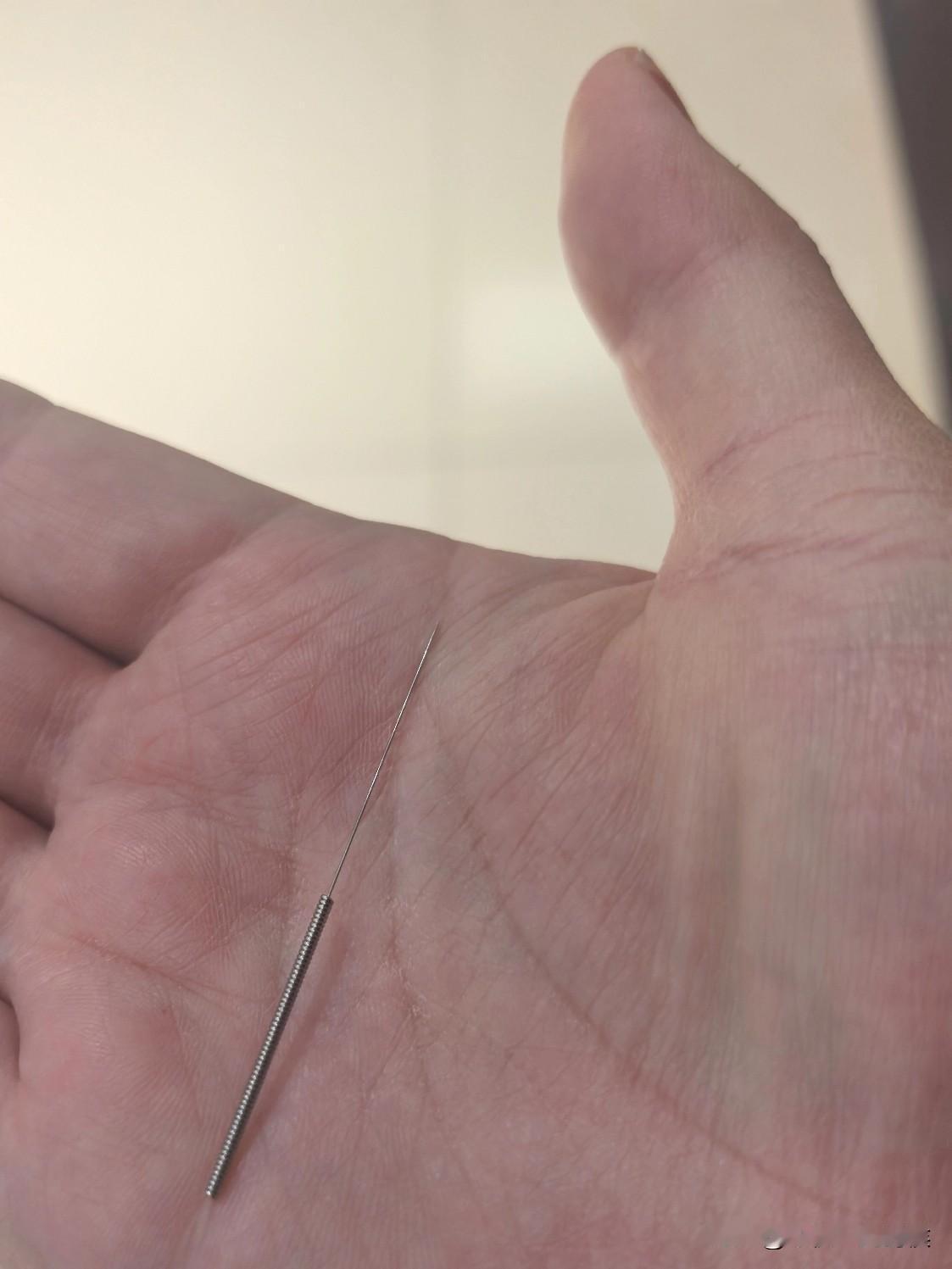 女邻居昨天非带我去看中医，说多被这个老中医针灸，绝对管用。确实管用！当天晚上我