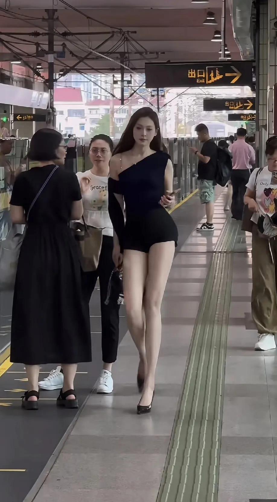 这腿是真的假的？脖子以下全是腿原来是真的[捂脸哭]