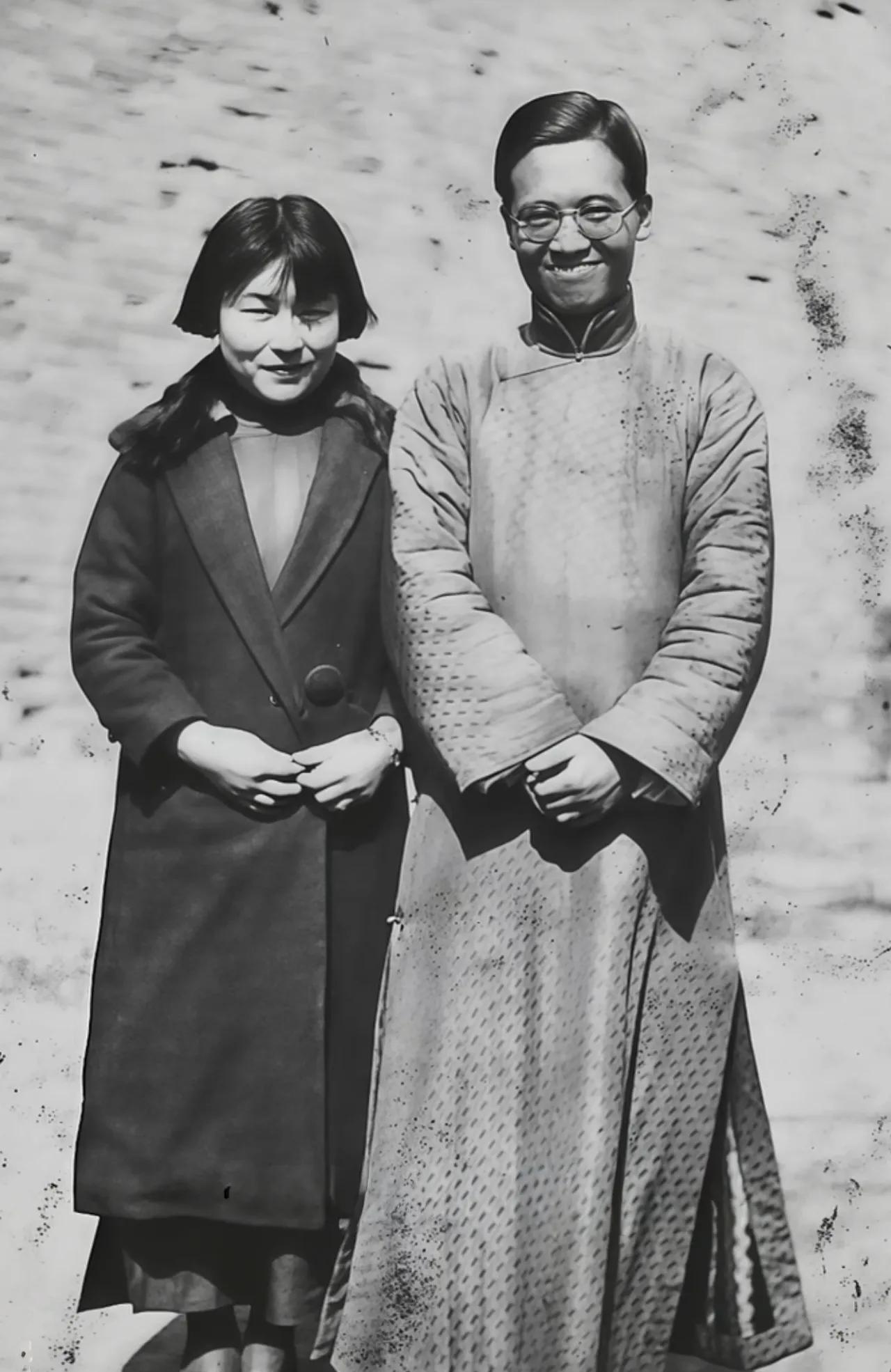 1932年春天，清华园的古月堂前，钱钟书与杨绛初次相逢。钱钟书一句“我没有订婚”