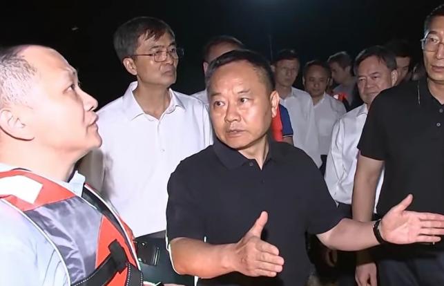 连夜来前线，广西一把手表态。受台风带来的极端暴雨侵袭，广西多地河流水位暴涨，郁江