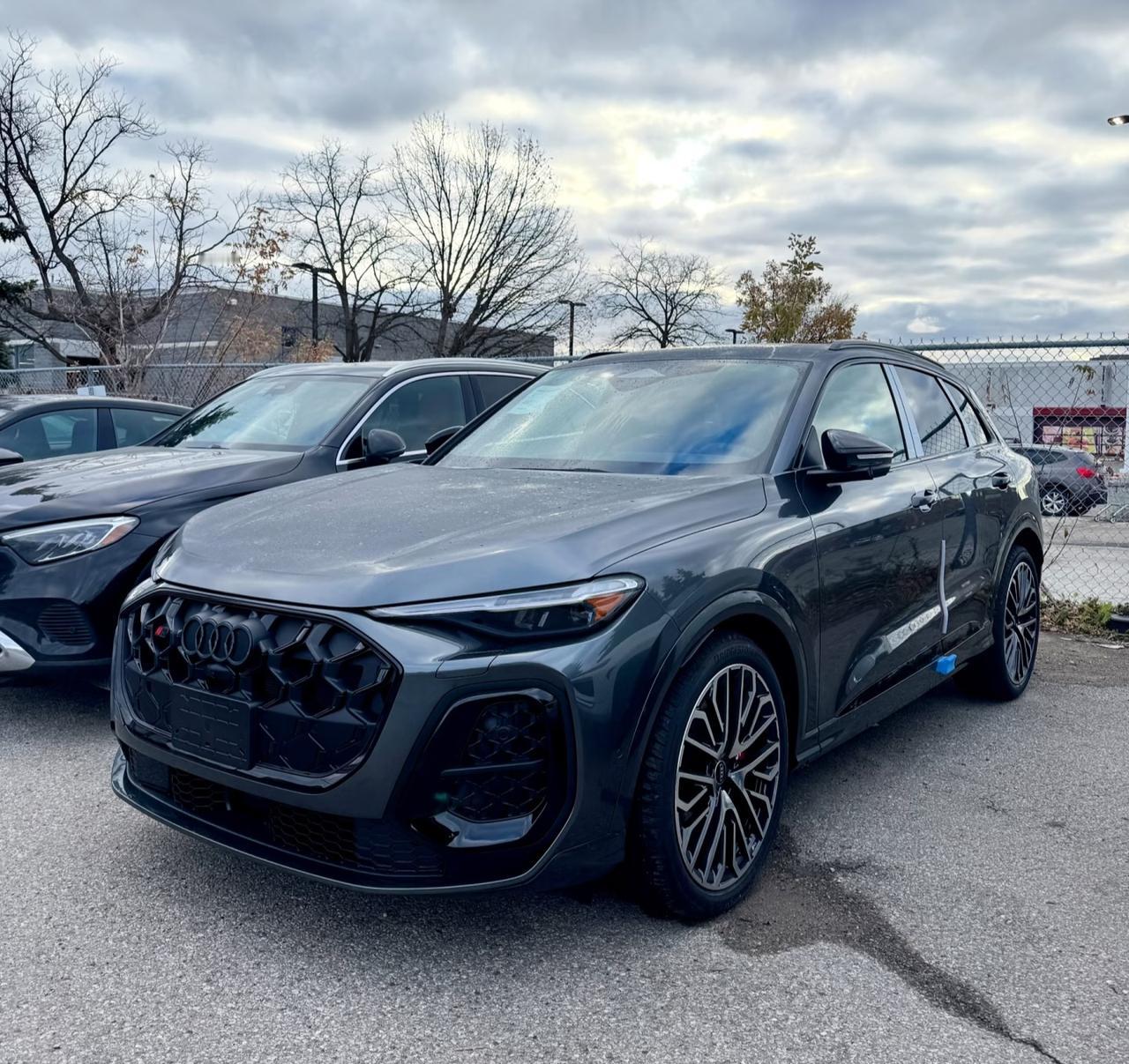 新款Q5L这内饰，怕是跟国产新能源学坏了[捂脸哭]全是屏幕，巨大的曲面联屏，连副