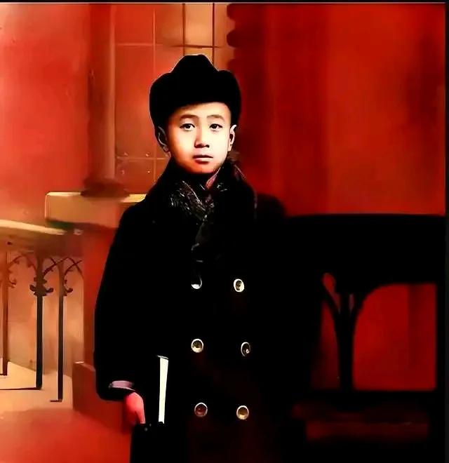 钱学森的一生堪称完美！先看相貌，仪表堂堂，气质出尘，那么小的年纪，英气逼人，