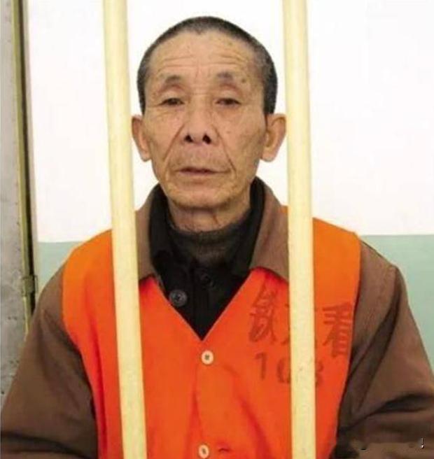 进监狱养老？2008年，一位年近七旬的老者持刀来到北京火车站实施抢劫，当警察前来