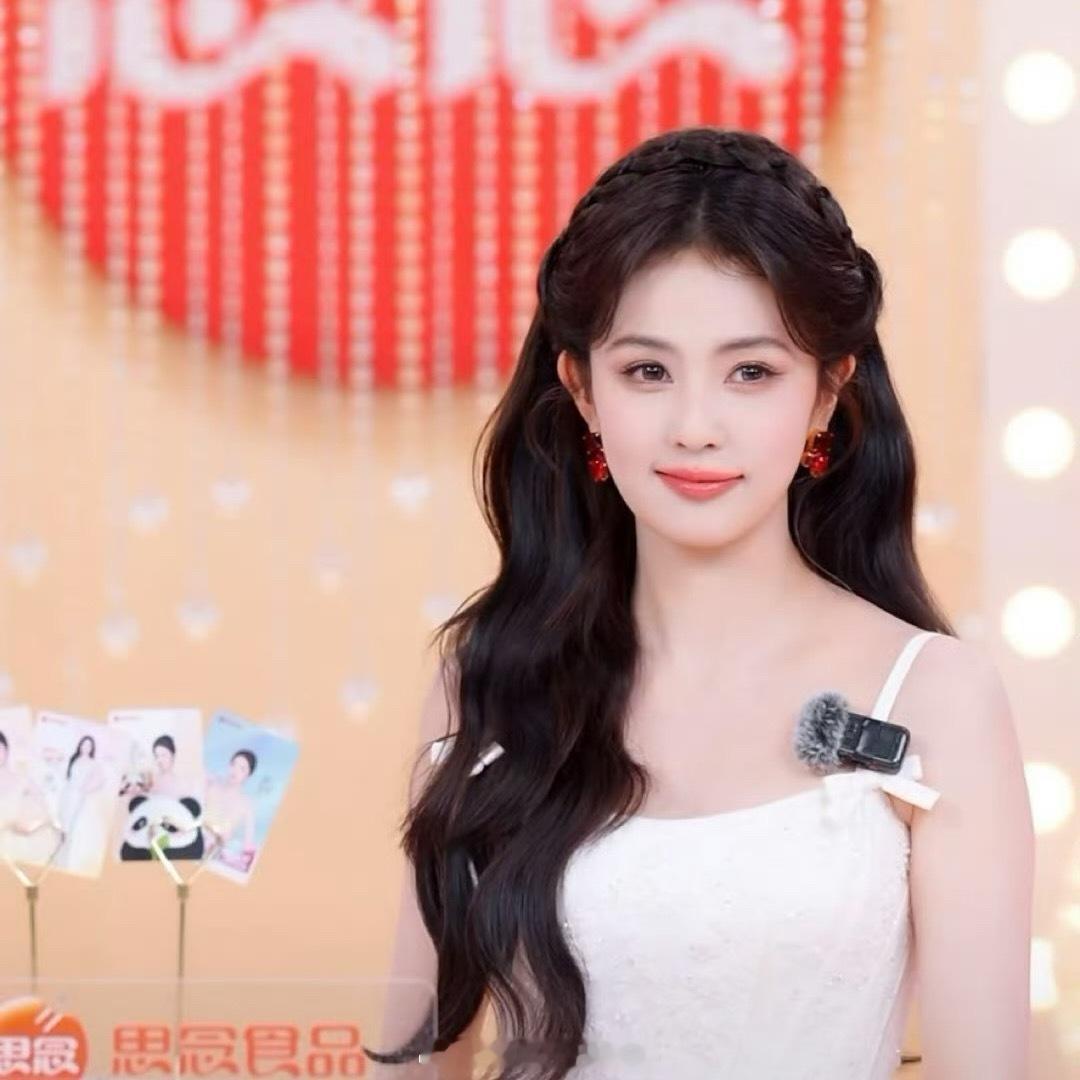 白鹿、虞书欣两位美女今日直播状态都很好