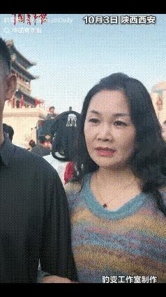 陕西西安，一武警战士正在钟楼执勤，令他没想到的是，远在千里之外的父母竟悄悄的出现