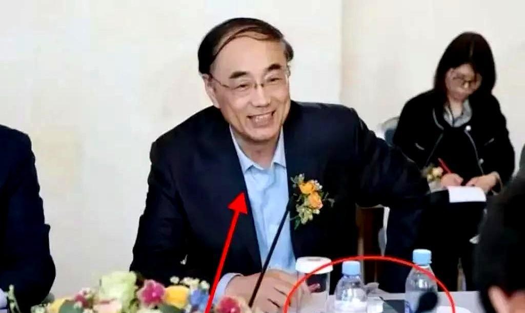 一觉醒来留学生不干了最近不少高校收紧学业标准，课程通过率下调、论文要求翻倍，