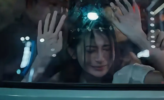 《利剑玫瑰》中，彩云意外发现了一个被拐的女子，她不会说话，但被折磨得不成样子了。