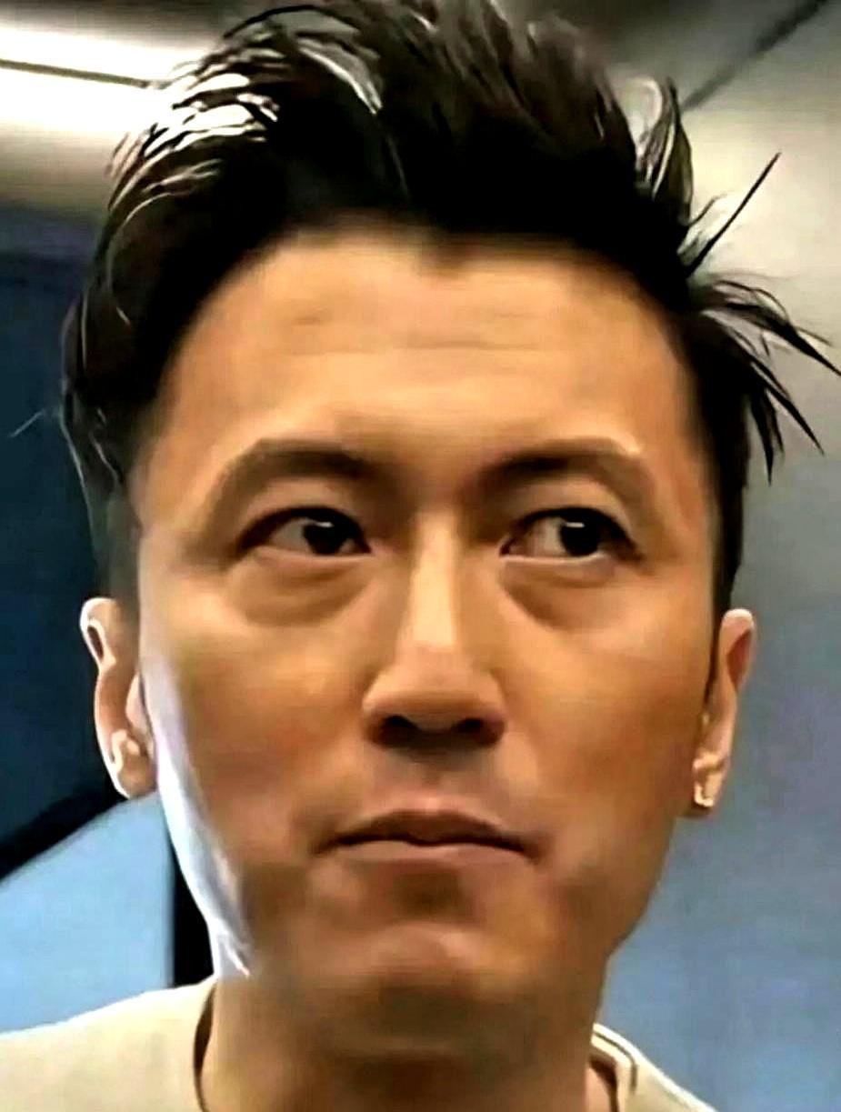 谢霆锋46岁被拍到颈纹明显，任贤齐58岁笑出皱纹却更显年轻？谢霆锋下颌线如