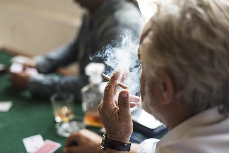昨天，60出头的邻居大叔因为长期咳嗽咳血确诊肺癌，老婆直接放弃治疗，子女心疼也抱