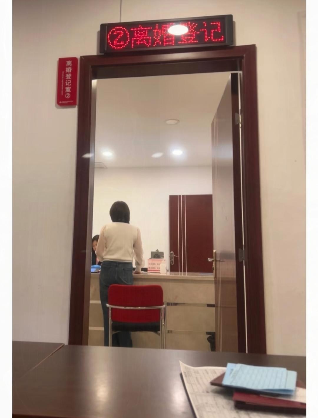 彻底乱套了！原以为原配拿着证据离婚，能非常顺利，结果律所和航空公司直接装不