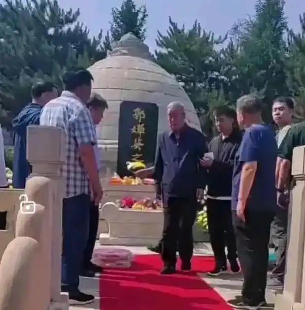 傅全有上将是一个非常深情的人。他早年家里非常穷，娶了发妻郭婵英。后来傅全有外出从