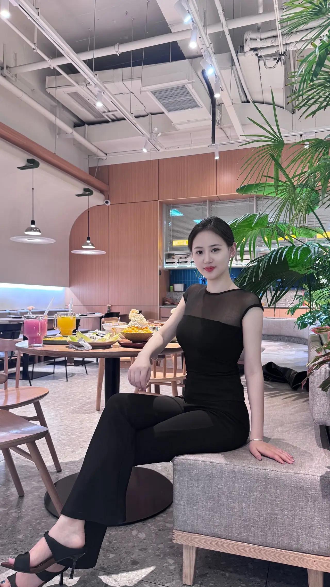 优雅黑裙，咖啡馆里的时尚瞬间美女究竟能有多美甜美小仙女的穿搭如何把旗袍穿出自