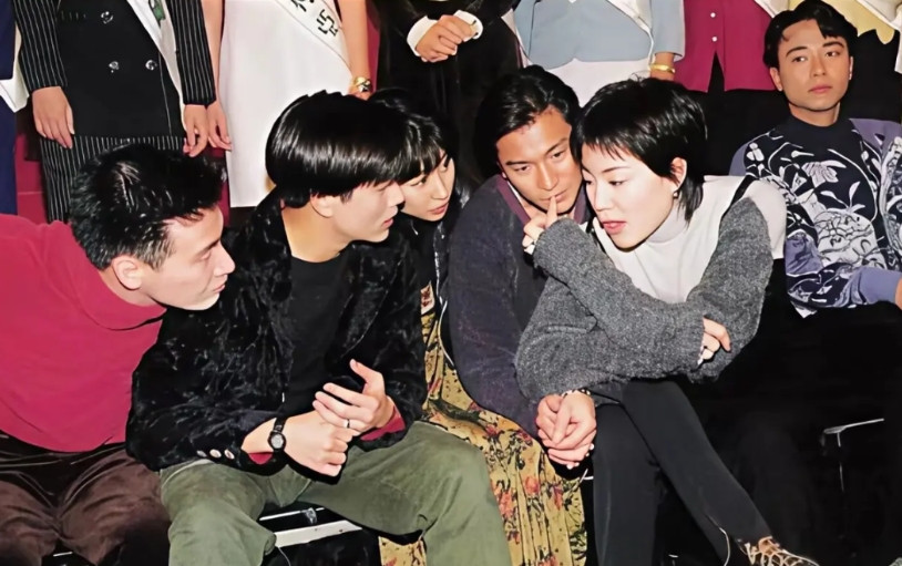 那个时候，虽然他们被称为四大天王，但是，他们很乖，天后也很乖，甚至王菲还有另外一