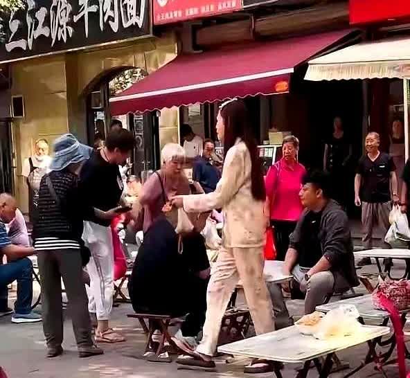 看了济南白裤子大妈用济南方言不断输出对老奶奶的事，其实事不大，老奶奶不小心把豆腐