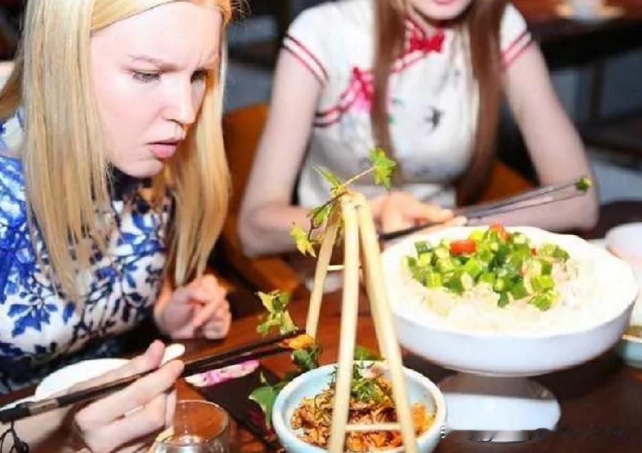 五一假期，七位俄罗斯姑娘在长沙吃了一顿大餐，账单1468元，她们七个人只凑出90