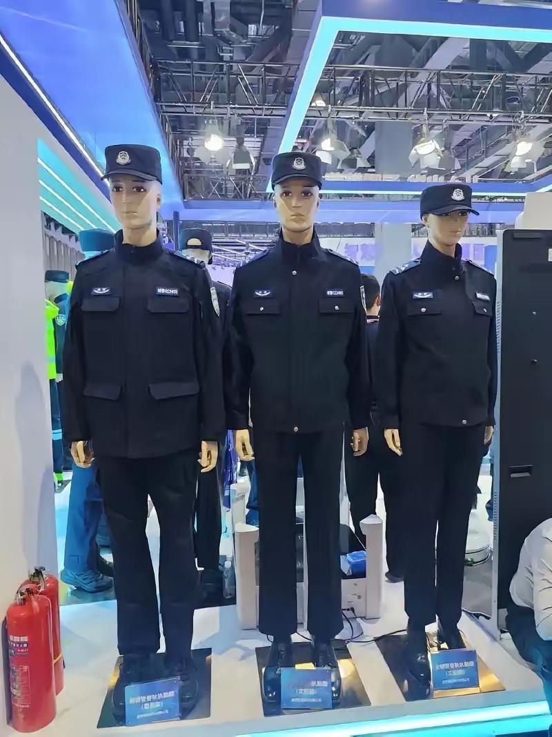 今天看到两条大新闻：都是关于交通警察和警察的新闻，第一条新闻是不是老消息新提，就