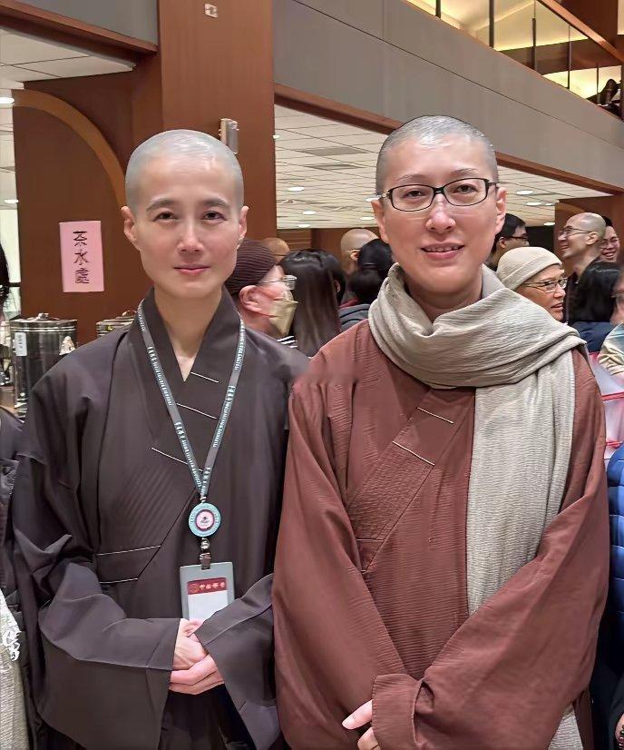 这就是歌手黄安的两个亲妹她们已经先后剃度出家了，真的是太可惜了！​​​