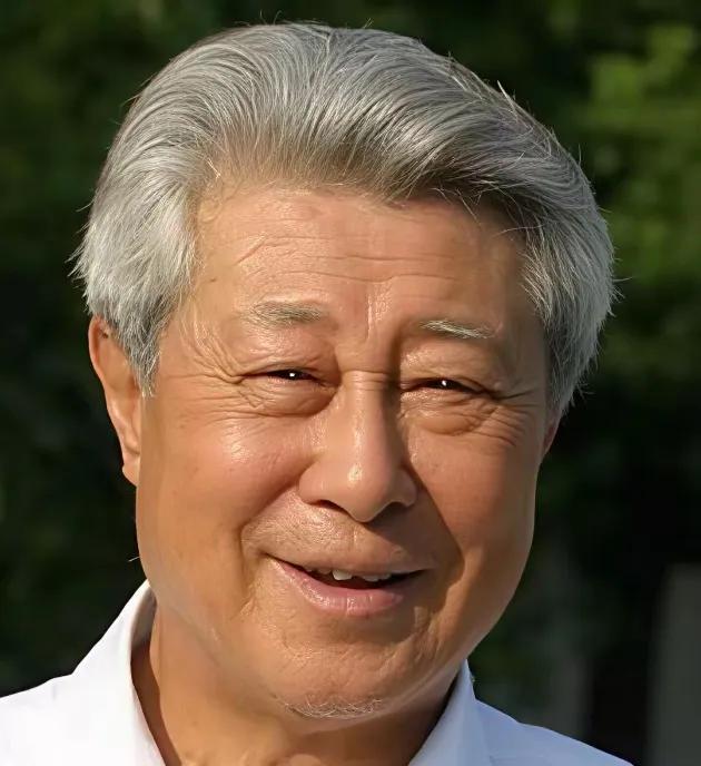 王心刚今年93岁了，从美国返回中国，现居住在国内养老院，选择了和普通老人一样的低