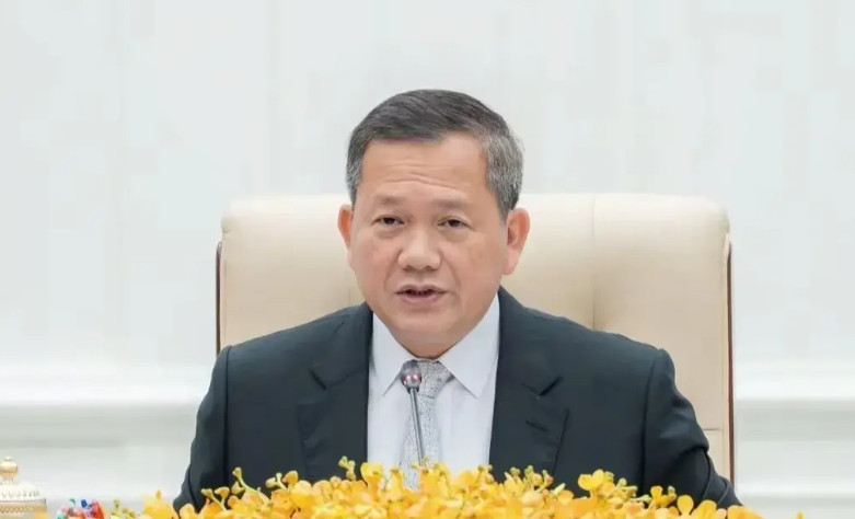 柬埔寨的高层会议，能看到点与众不同地方。洪玛奈在主席台讲话时，与会人员拿着笔在