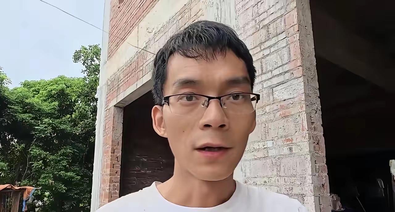 估计华南师范大学很后悔唐尚珺来读书，今年全国大学生都基本返校了，但唐尚珺却发视频