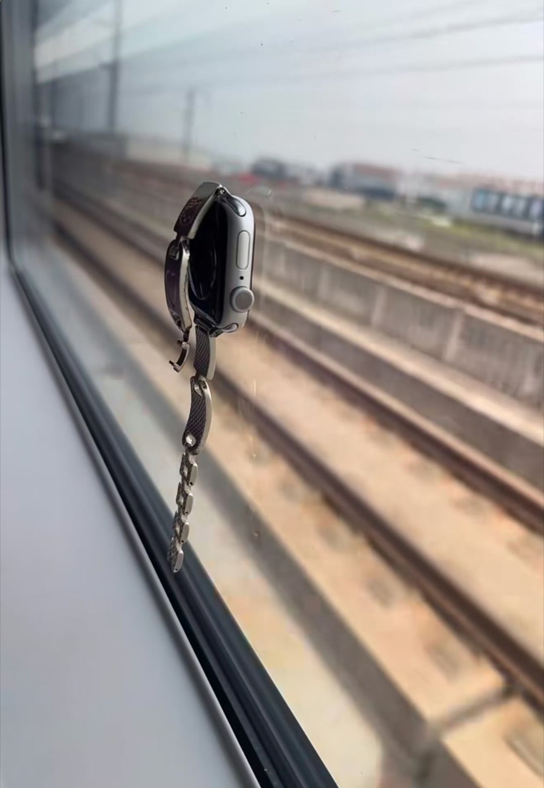 真能粘上啊😧刚坐高铁的时候无聊突然想到之前网上很火的AppleWatch贴